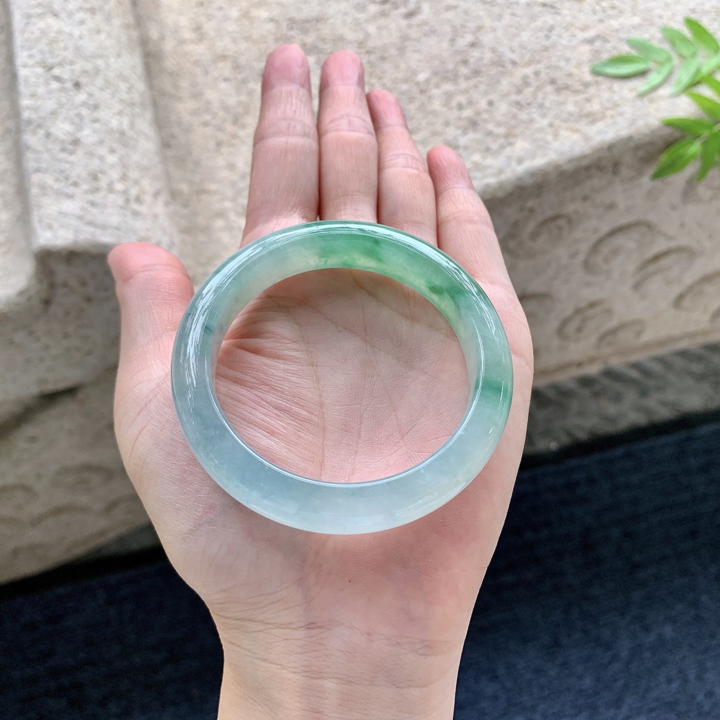 正圈51 52，圈口52.1/11.5/8，编码C5083101，糯冰飘绿，水润，种老，细腻，有纹线