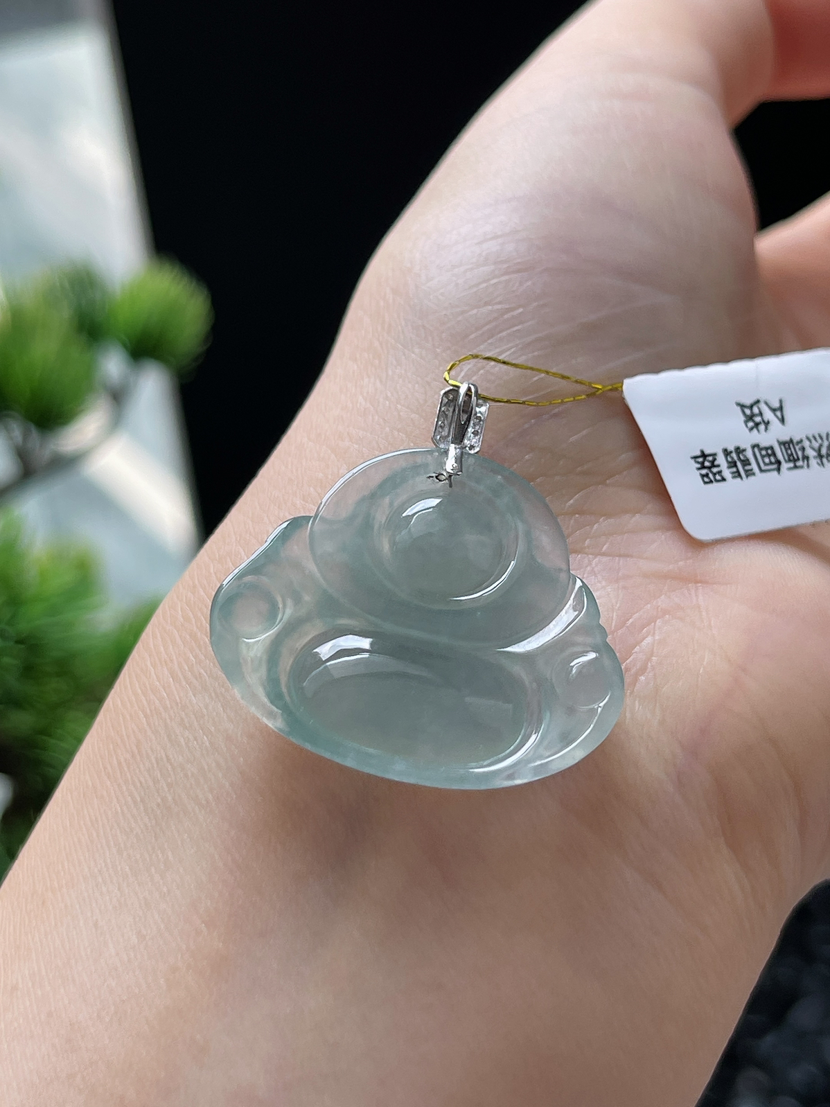 翡翠冰糯种淡绿色吊坠，印记：G18K,伴钻石
