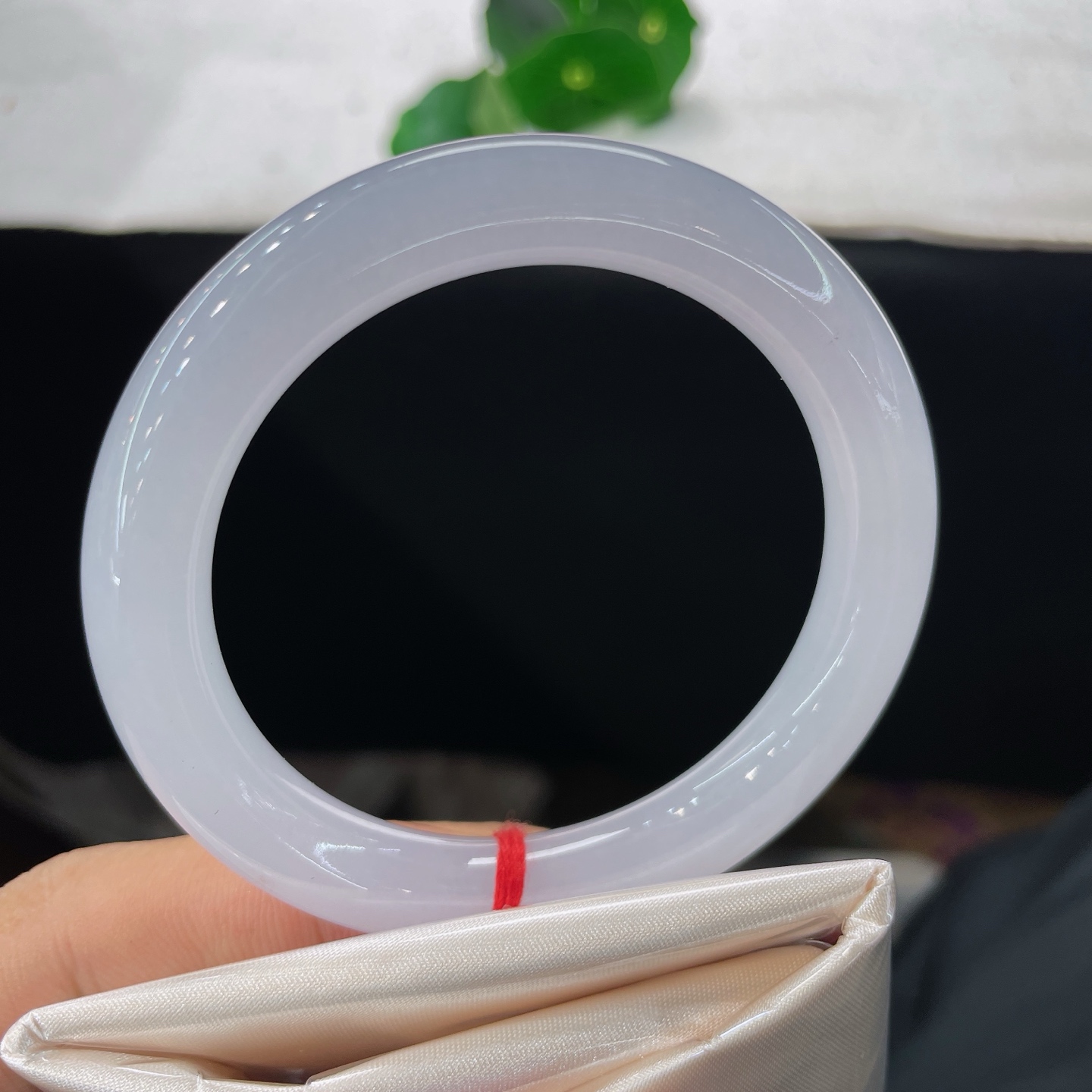 【翡翠手镯】圈口54.5/9.5，圆条，正圈56/57可戴，仿若月落寒汀，浅紫清韵缓缓晕开，玉质细腻。无裂。