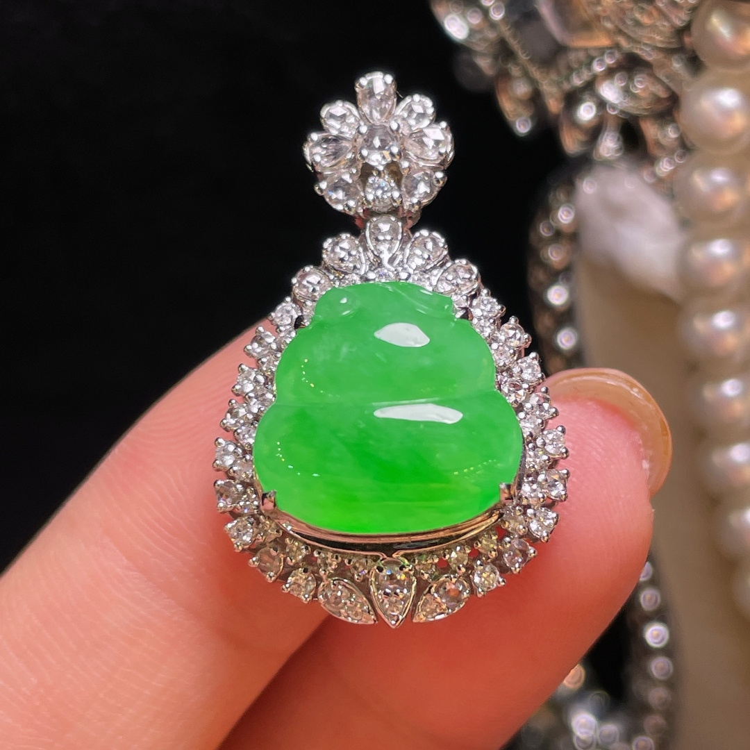 翡翠A货 葫芦吊坠，阳绿满色，料子冰润细腻，种老起光，18k金镶真钻，上身佩戴效果很好30.1-1