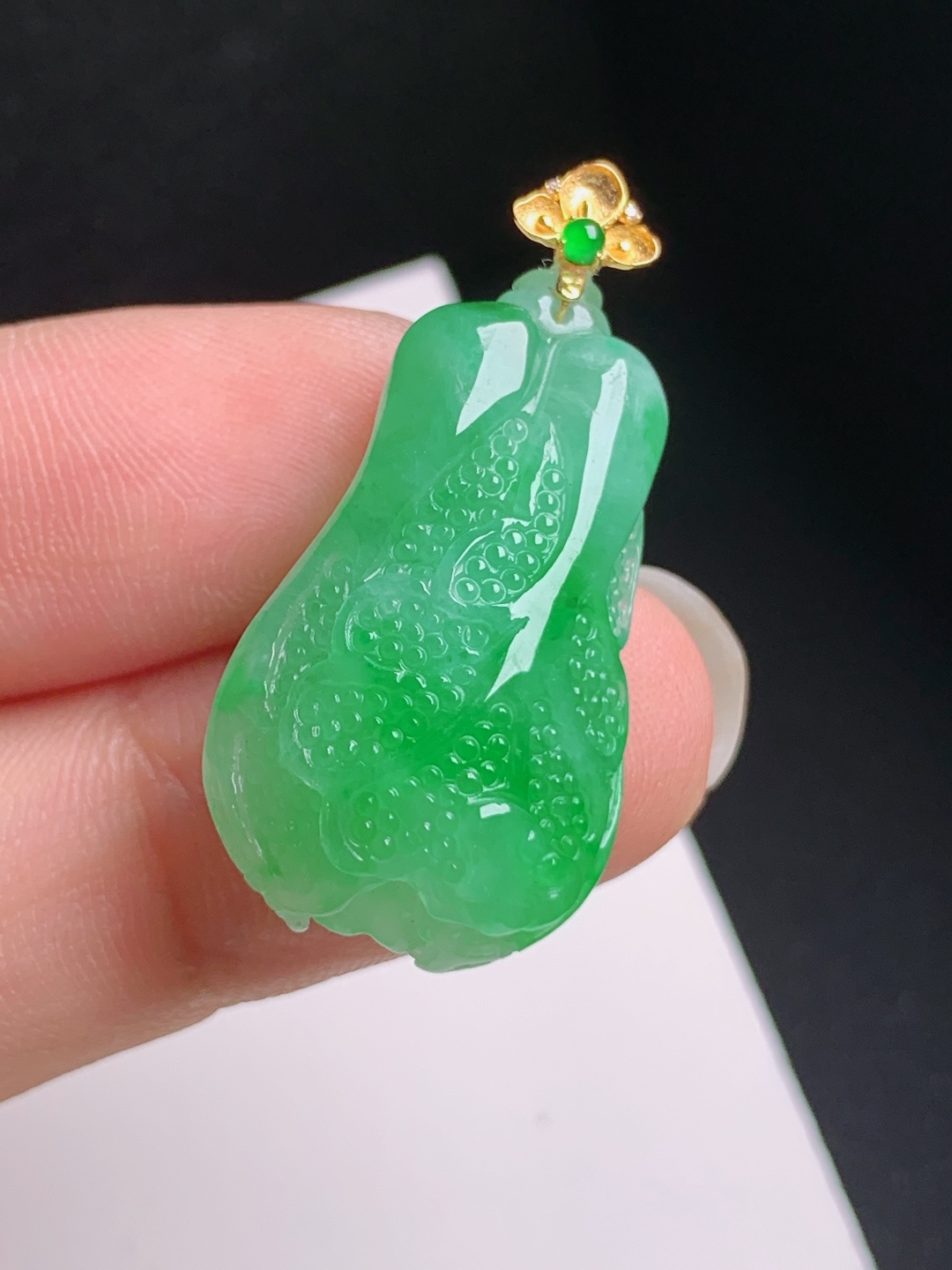 冰飘绿白菜吊坠，色泽鲜亮，精工细琢，百财聚来