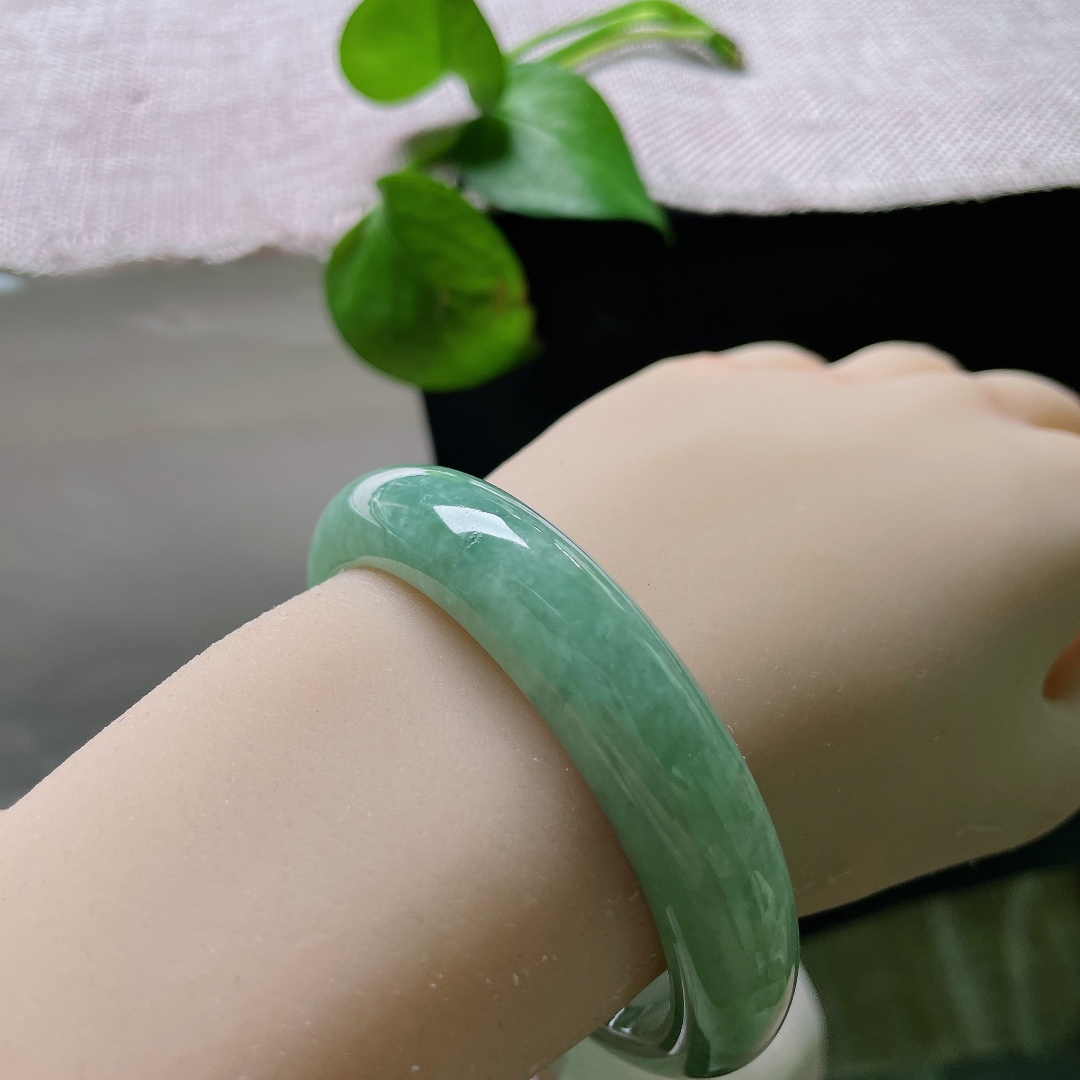 绿底正圈，晶体感，一镯晴水含翠色，清风入玉沁人心脾。ss55752a。