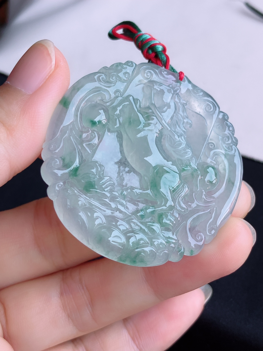 冰飘花生肖马牌，晶莹剔透，花色清爽，尺寸50.5/48.5/6.5/自然光实拍
