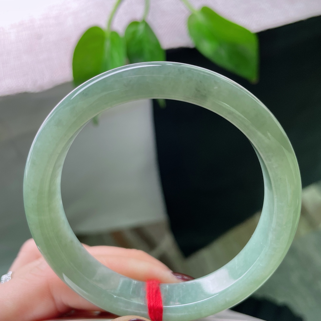绿底正圈，质地温润，叶蕴清香，底含春意。一点皮纹，ss55131a
