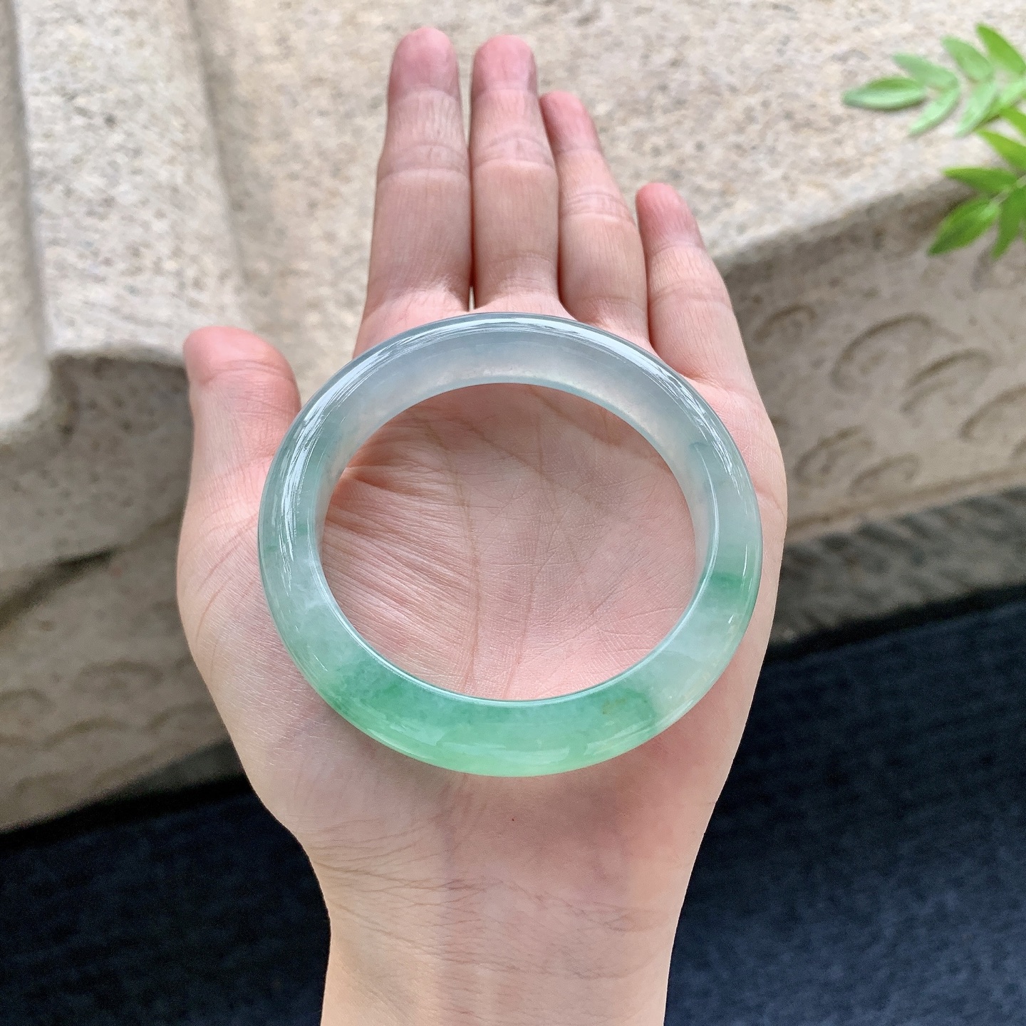 正圈51 52，圈口52.1/11.5/8，编码C5083101，糯冰飘绿，水润，种老，细腻，有纹线