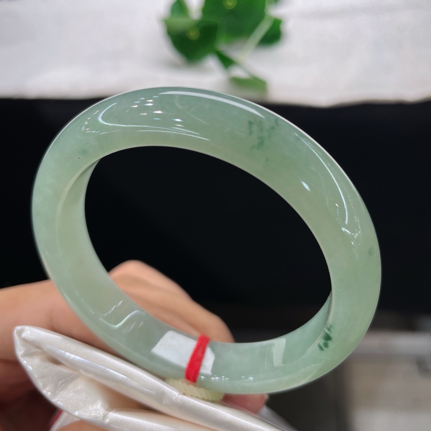 圈口55.7/12/8.3，飘花正圈，55/56可戴，仿若晴溪含翠，质地温润澄澈。清润柔和。无裂。