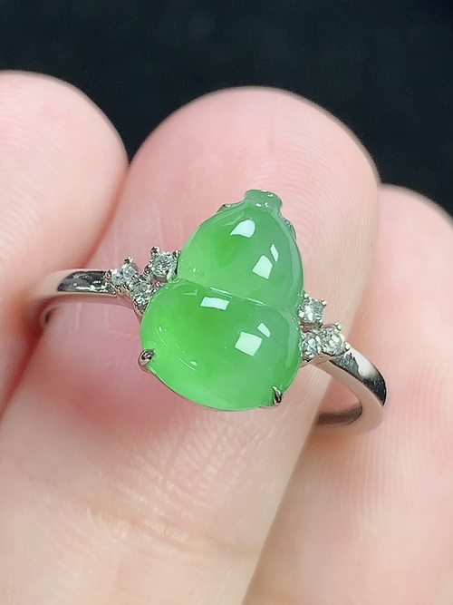 18k金镶冰阳绿葫芦戒指，无裂，裸石尺寸10.2-7.3-2.5mm，13号手寸，D30sag