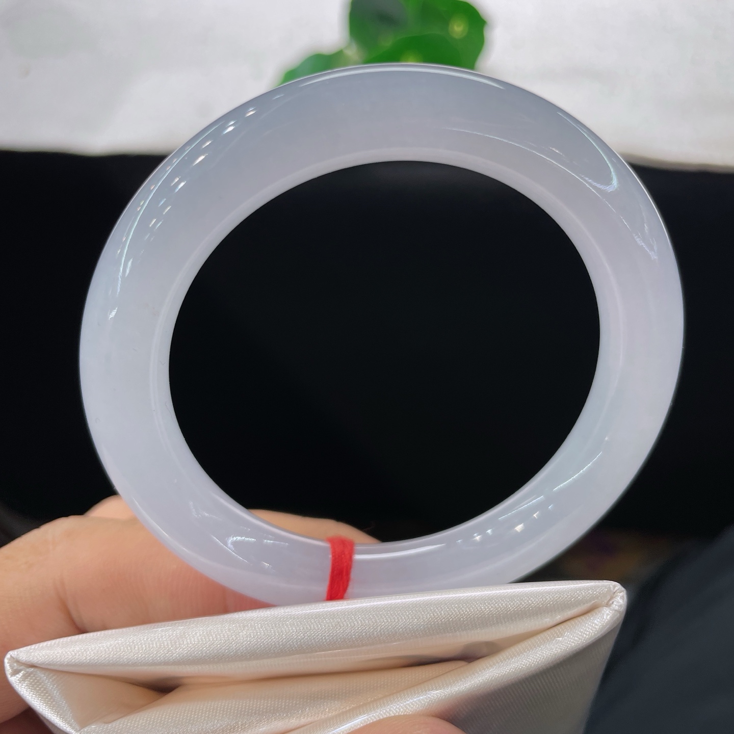 【翡翠手镯】圈口54.6/9.5/9.8，冰紫圆条，正圈56/57可戴，仿若皓月凝霜，质地澄澈冰润。