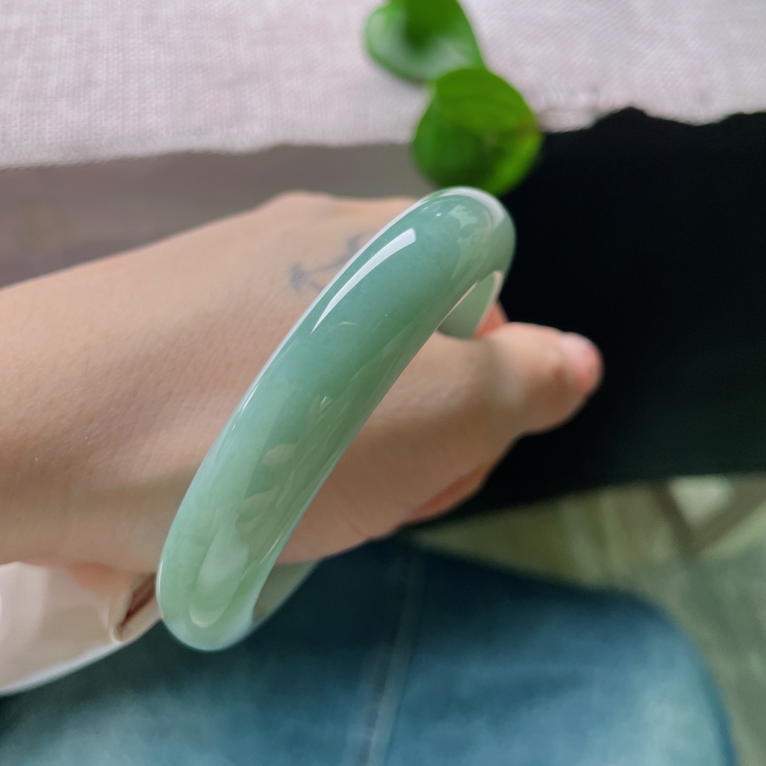 蓝底正圈，无裂，质地漾着柔和水光，不艳不烈的色调沉静素雅，抬手便是一缕内敛温柔的玉石诗意。ss54417a