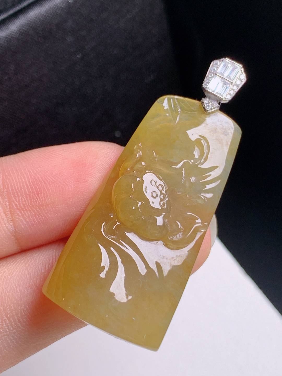 黄翡荷花牌吊坠，色泽温润，玉质细腻，雕工精致，和和美美