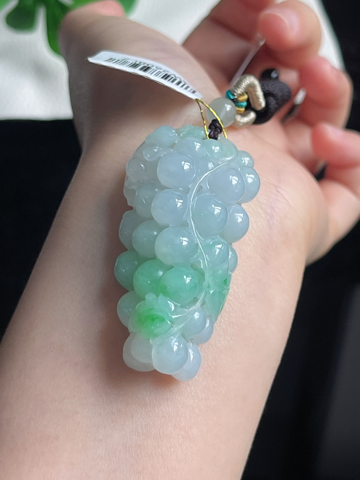 翡翠糯化种飘绿葡萄挂件