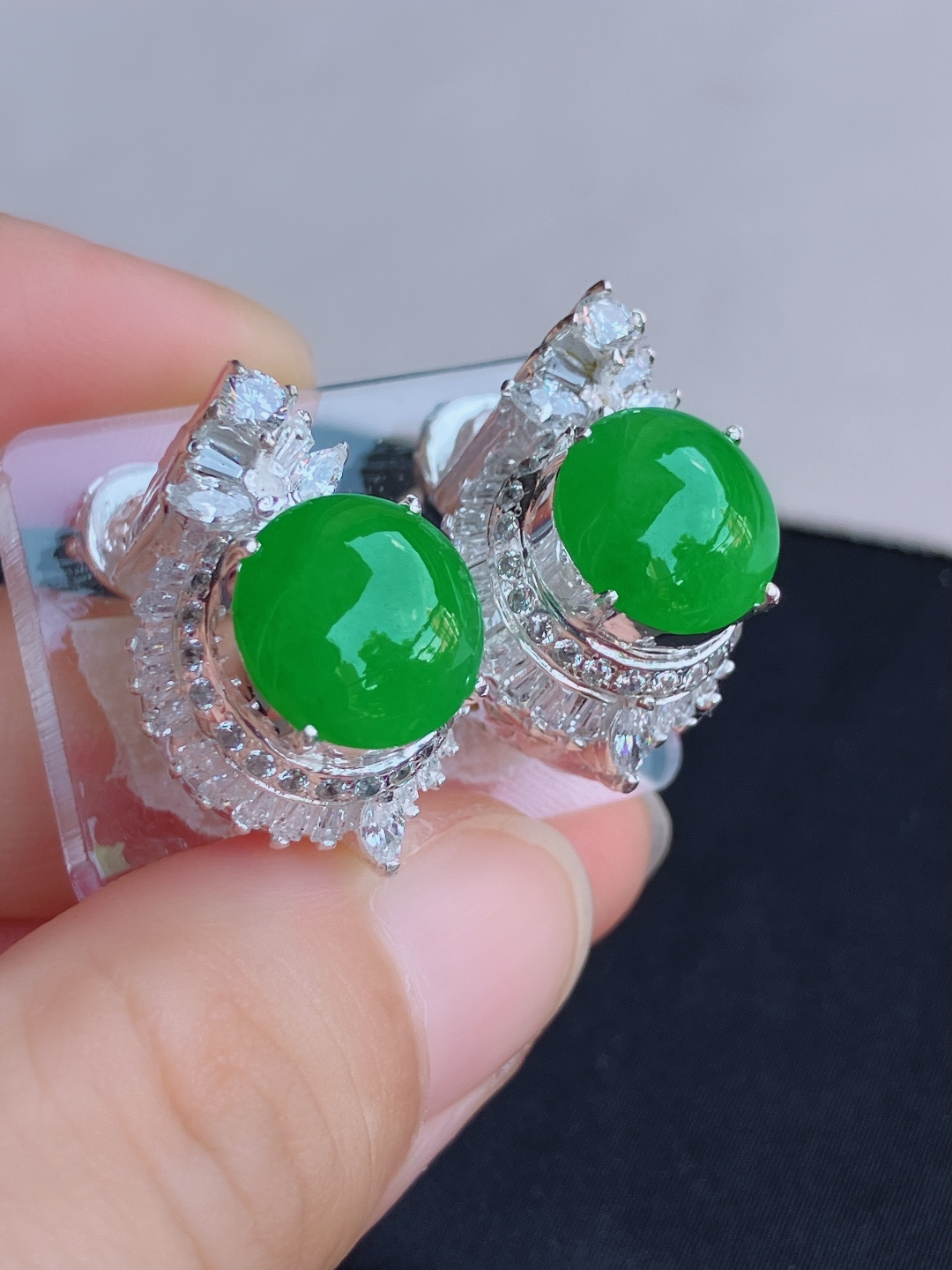 翠绿大蛋面，细腻精致，尺寸11.2/4.6/自然光实拍