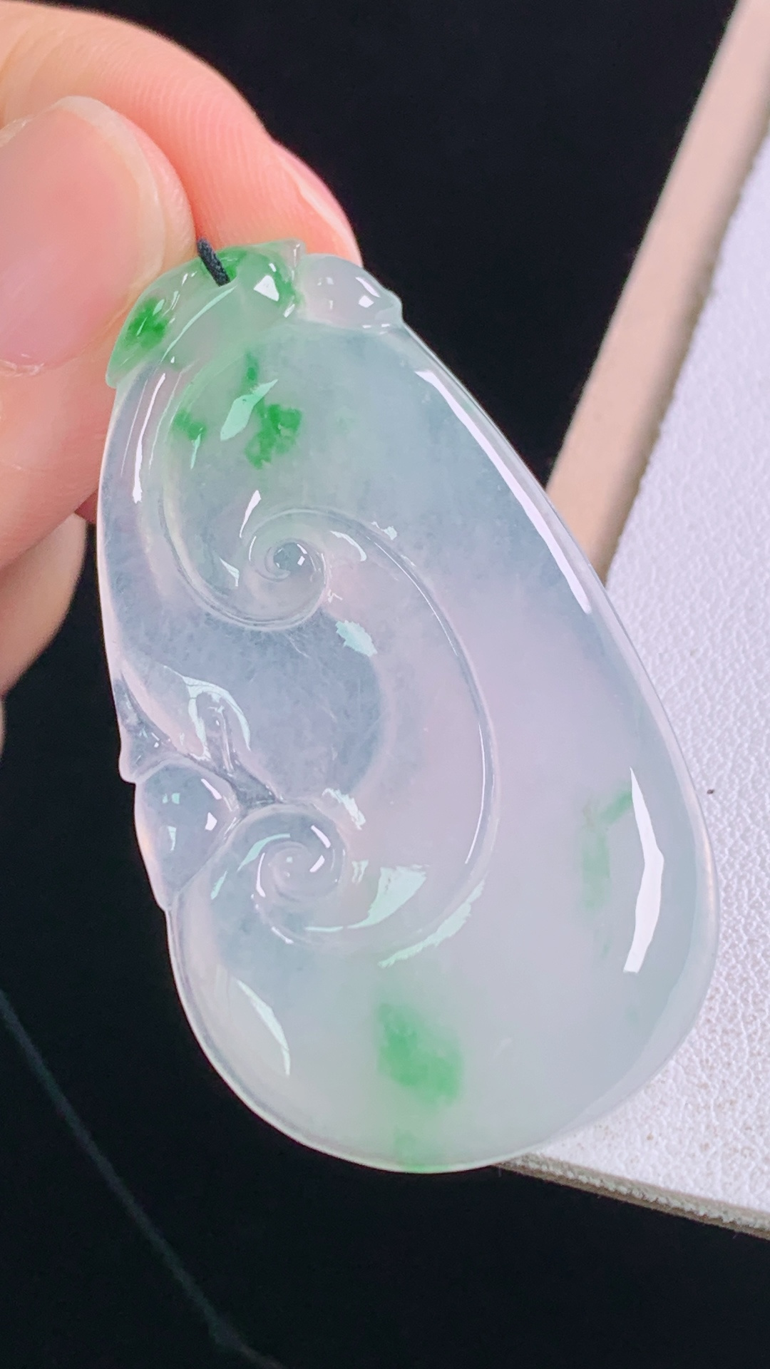 冰飘绿如意,翠色灵动，清透起光，无裂,尺寸:46.2-26.1-4.8mm 25