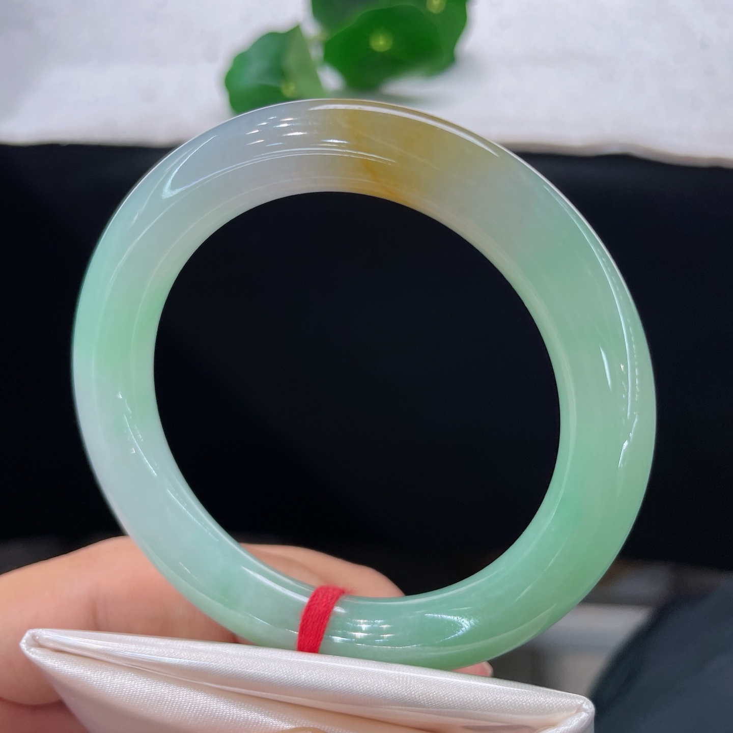 圈口54.2/10，黄加绿三彩圆条，证书55/56可戴，仿若锦色凝章，质地澄澈温润。一侧暖黄，一侧翠