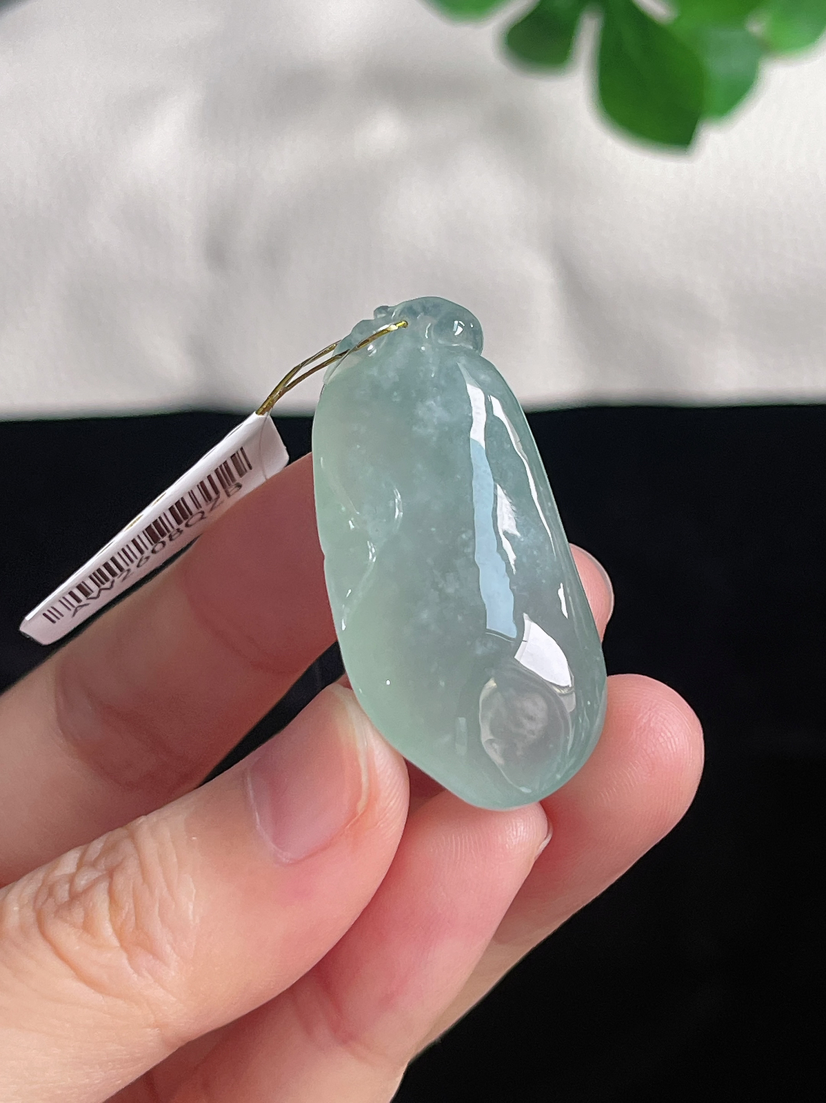 翡翠冰糯种淡绿色福瓜