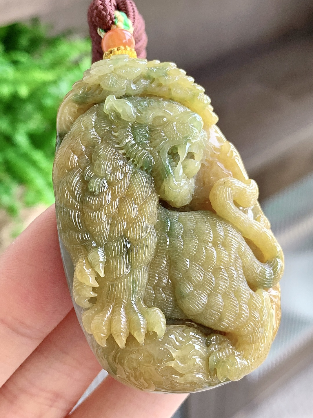 冰黄加绿生肖虎上山虎牌吊坠,缅料 性比高,尺寸59.4-37-12.6,重量88克
