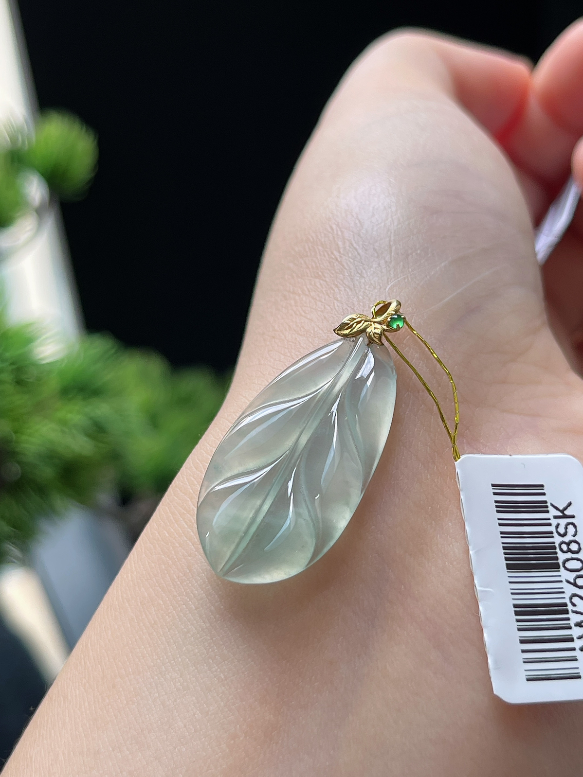 翡翠冰糯种淡绿色叶子，印记：G18K