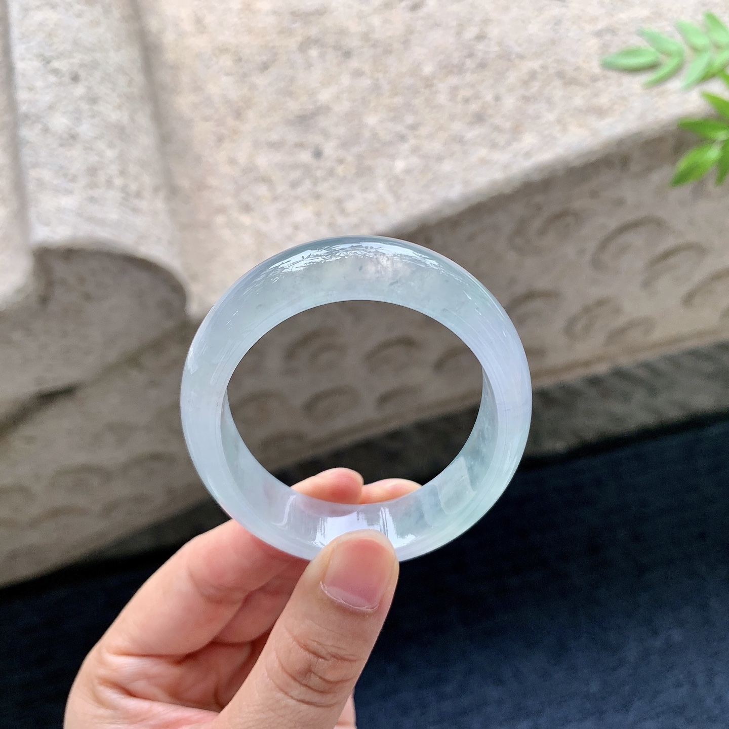 贵妃51 52，圈口52.5/44.3/13/7，编码N2083114，描述冰糯飘绿，水润，种老，细腻，打灯有絮线