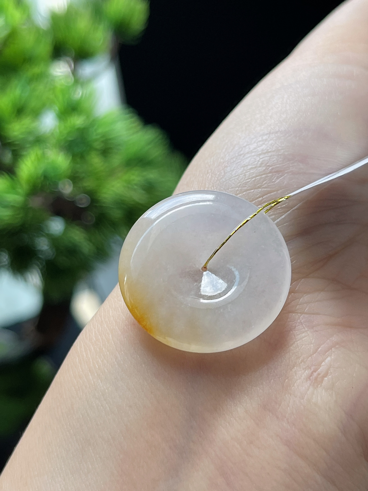 翡翠冰糯种淡黄色平安扣，褐黄色颜色成因未定