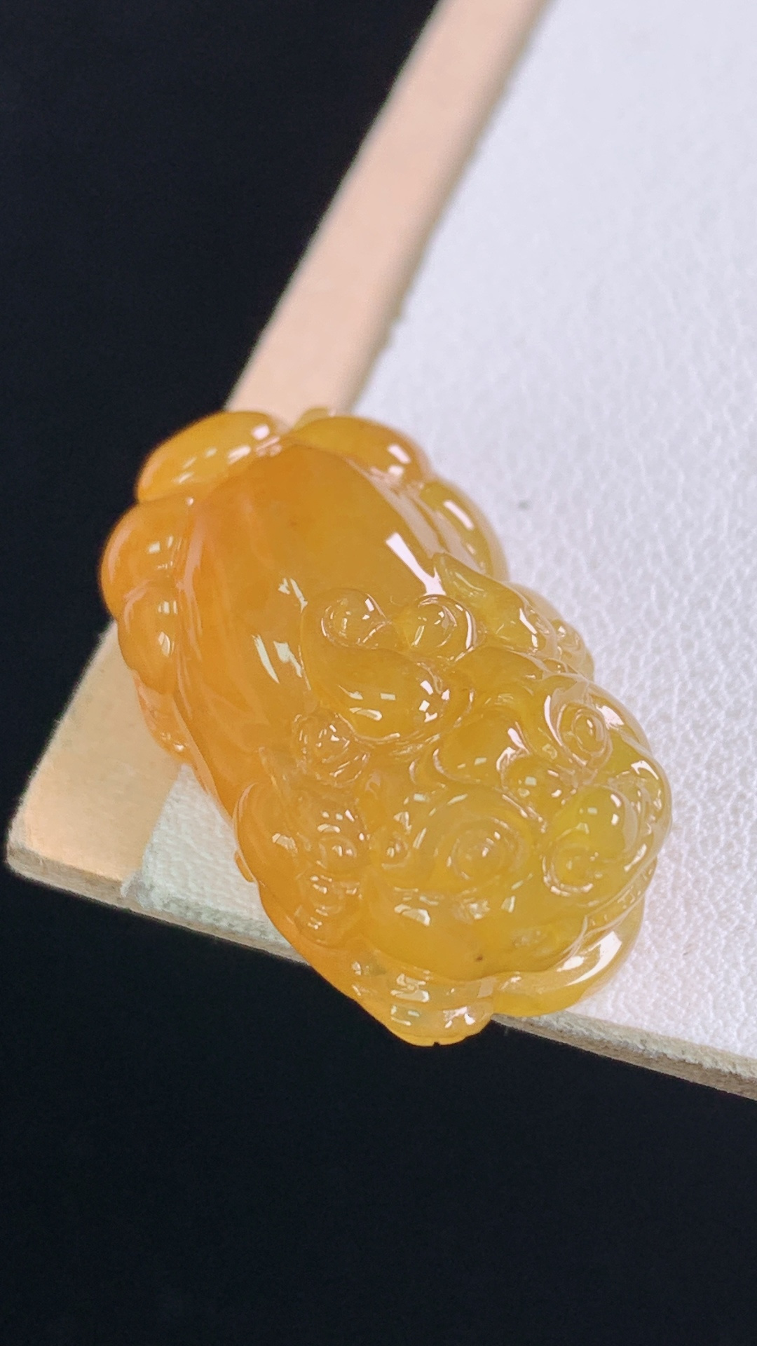 黄翡貔貅，天然黄翡，种老起胶，霸气，无裂，尺寸:28.2-15.5-11.4mm