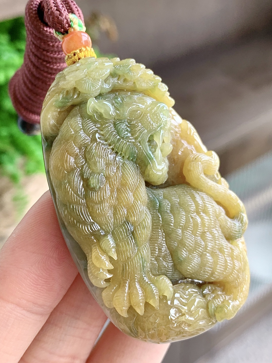 冰黄加绿生肖虎上山虎牌吊坠,缅料 性比高,尺寸59.4-37-12.6,重量88克
