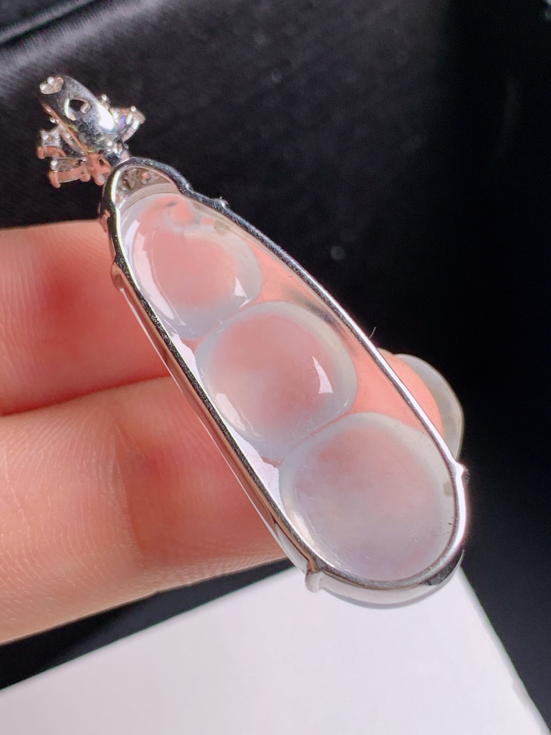 福豆吊坠，冰透起光，形体饱满，连中三元，福气满满，裸石34.3-12.6-5.545.8