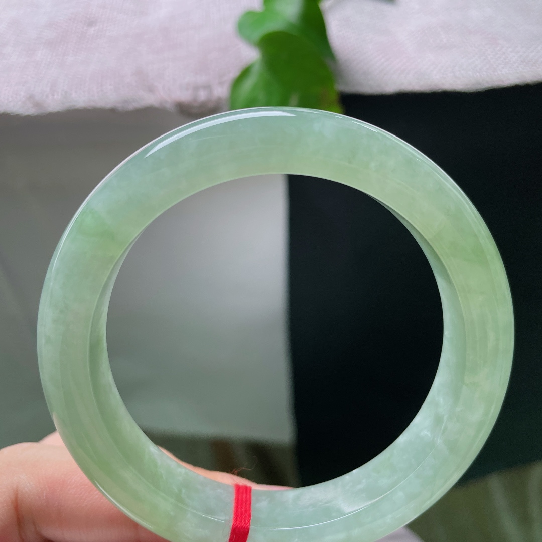 56.3/12/9.4，甜绿正圈，底色匀净清透，满圈浅嫩晴翠，色泽柔和，一镯揽住春日浅青，不浓不艳的嫩翠凝于腕间，藏着清淡治愈的东方温柔感。无裂，ss54972a