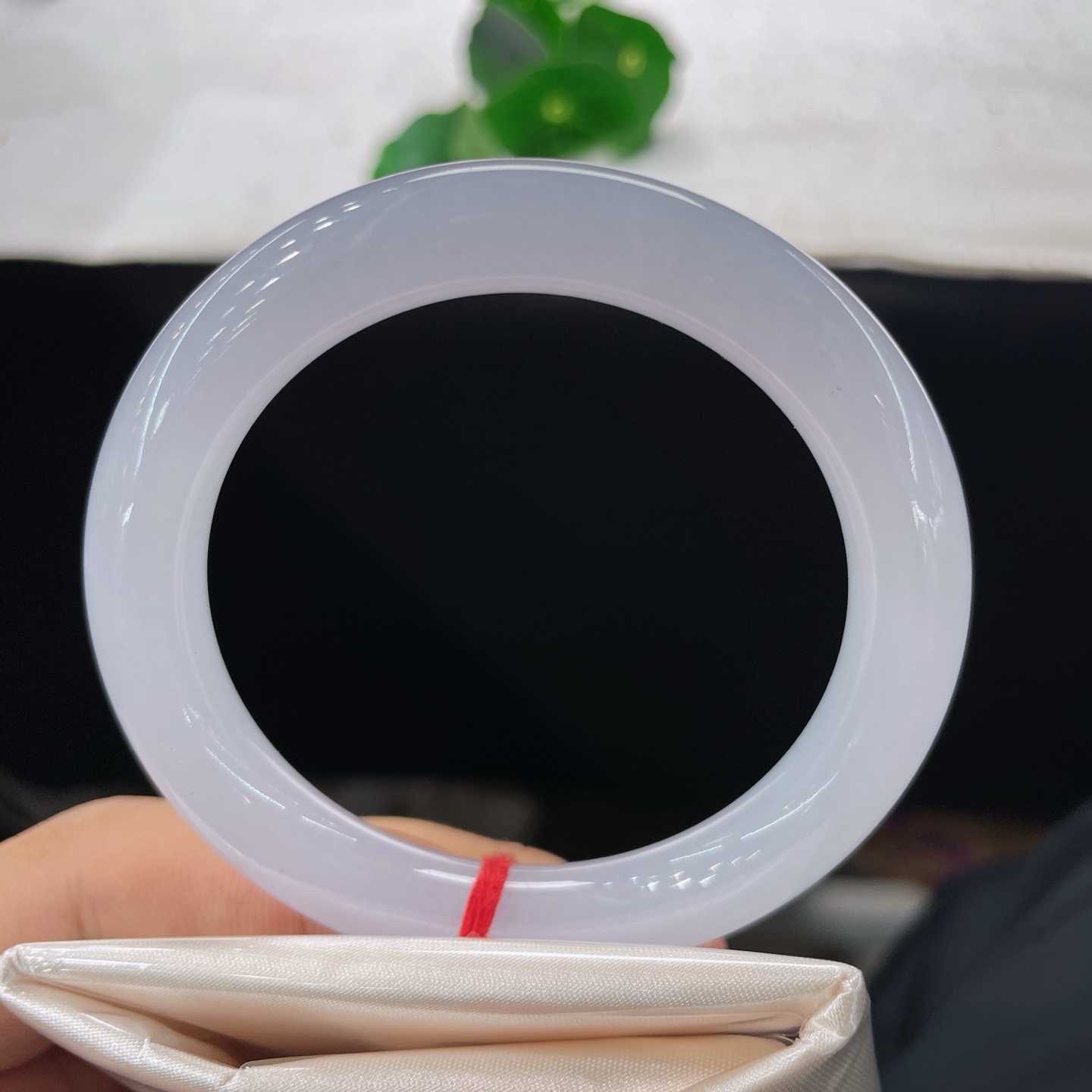 【翡翠手镯】圈口54.5/9.5，圆条，正圈56/57可戴，仿若月落寒汀，浅紫清韵缓缓晕开，玉质细腻