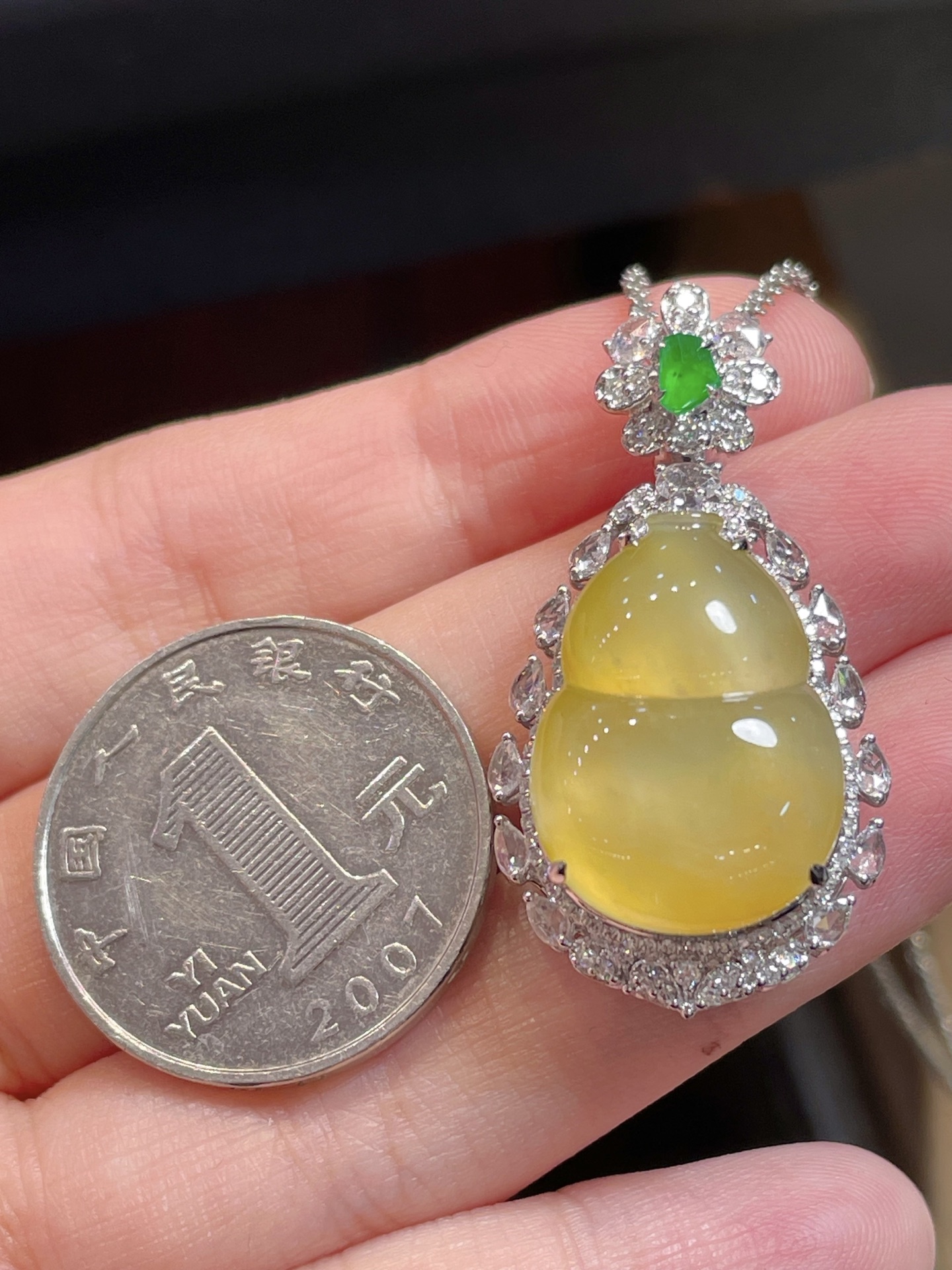 黄翡葫芦吊坠，种水好好，裸石很饱满，专挑好品相，18k镶嵌，20.5-15-5.5