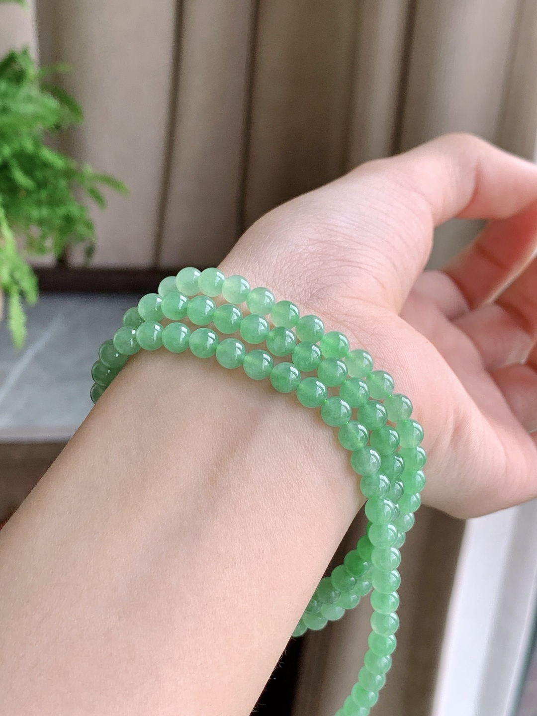 珠子冰甜绿珠链圆珠子珠链，缅料性比高色彩清新，尺寸4.8mm，32cm，重量29.7克