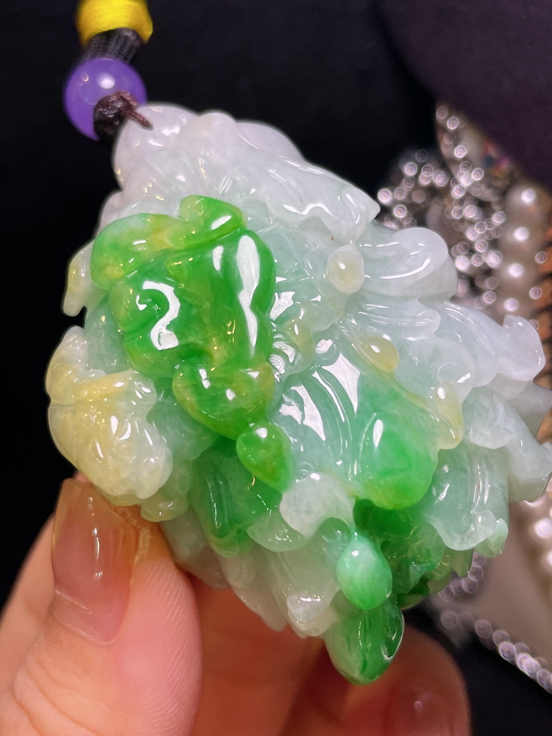 翡翠A货 白菜吊坠，阳绿色，料子冰润细腻，种老起光，上身佩戴效果很好，尺寸如图，59.7-39-25.7