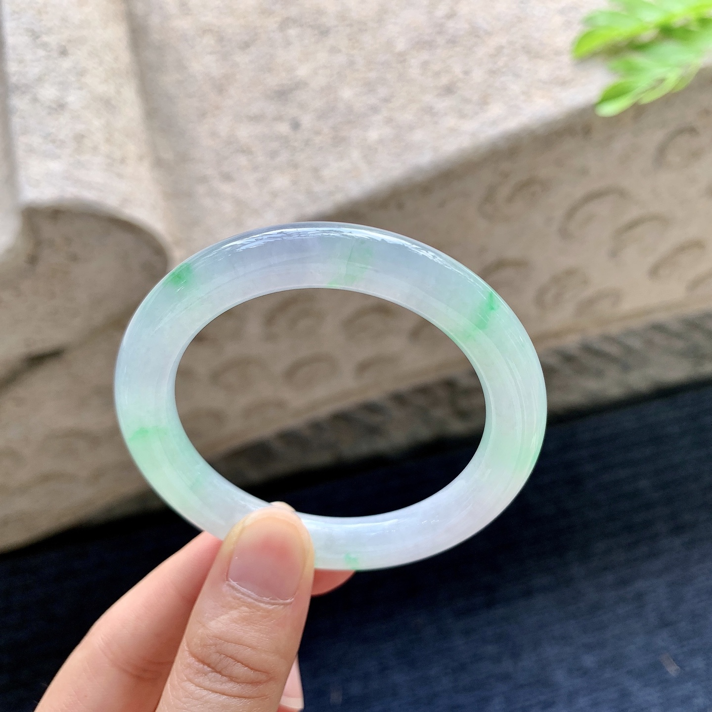 圆条49 50,【圈口】50/8.5/9,【编码】DZ083009,【描述】冰糯飘绿，水润，种老，细腻，打灯有纹线