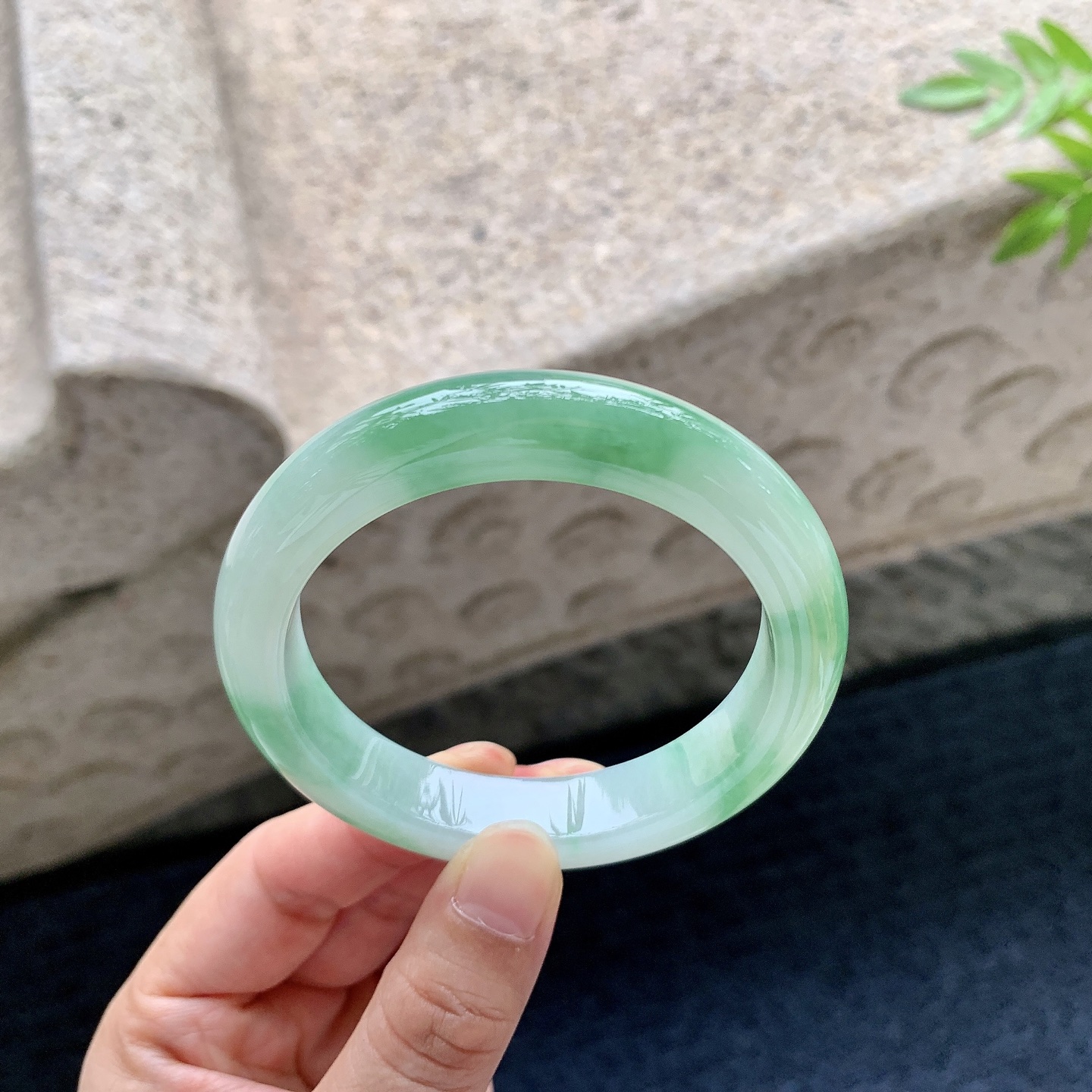 正圈54 55，圈口55/11.8/9，编码WW083119，描述细糯飘绿，水润，种老，细腻，打灯有絮线