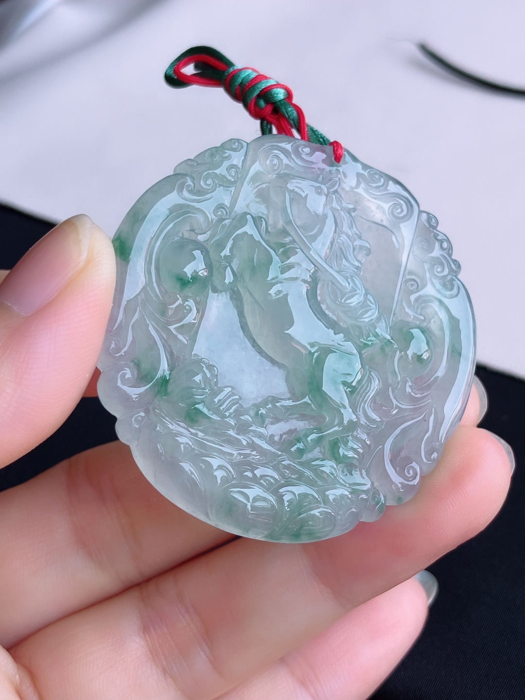 冰飘花生肖马牌，晶莹剔透，花色清爽，尺寸50.5/48.5/6.5/自然光实拍