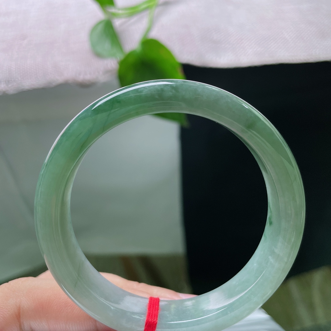 飘花正圈，有裂，细腻水润，深浅绿意错落交融，如水墨漫入清潭，上手沉静大方，ss56513a