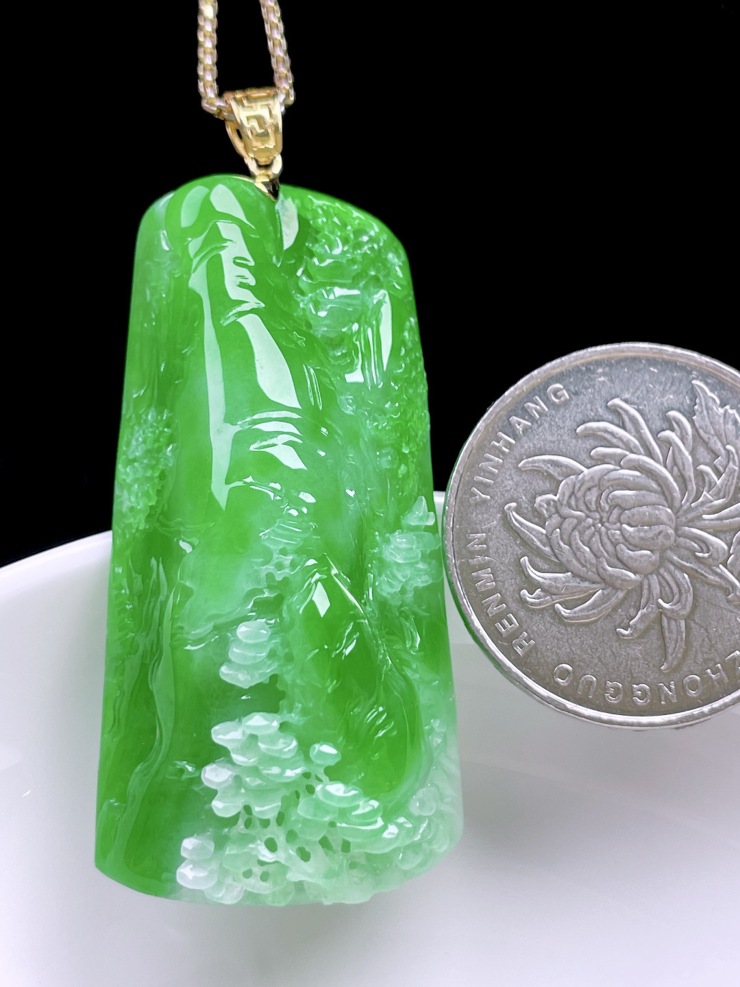 冰阳绿山水牌,色泽浓郁，种老水润，18k金镶嵌,整体：52.6,裸石：45.6/23.3/11.4