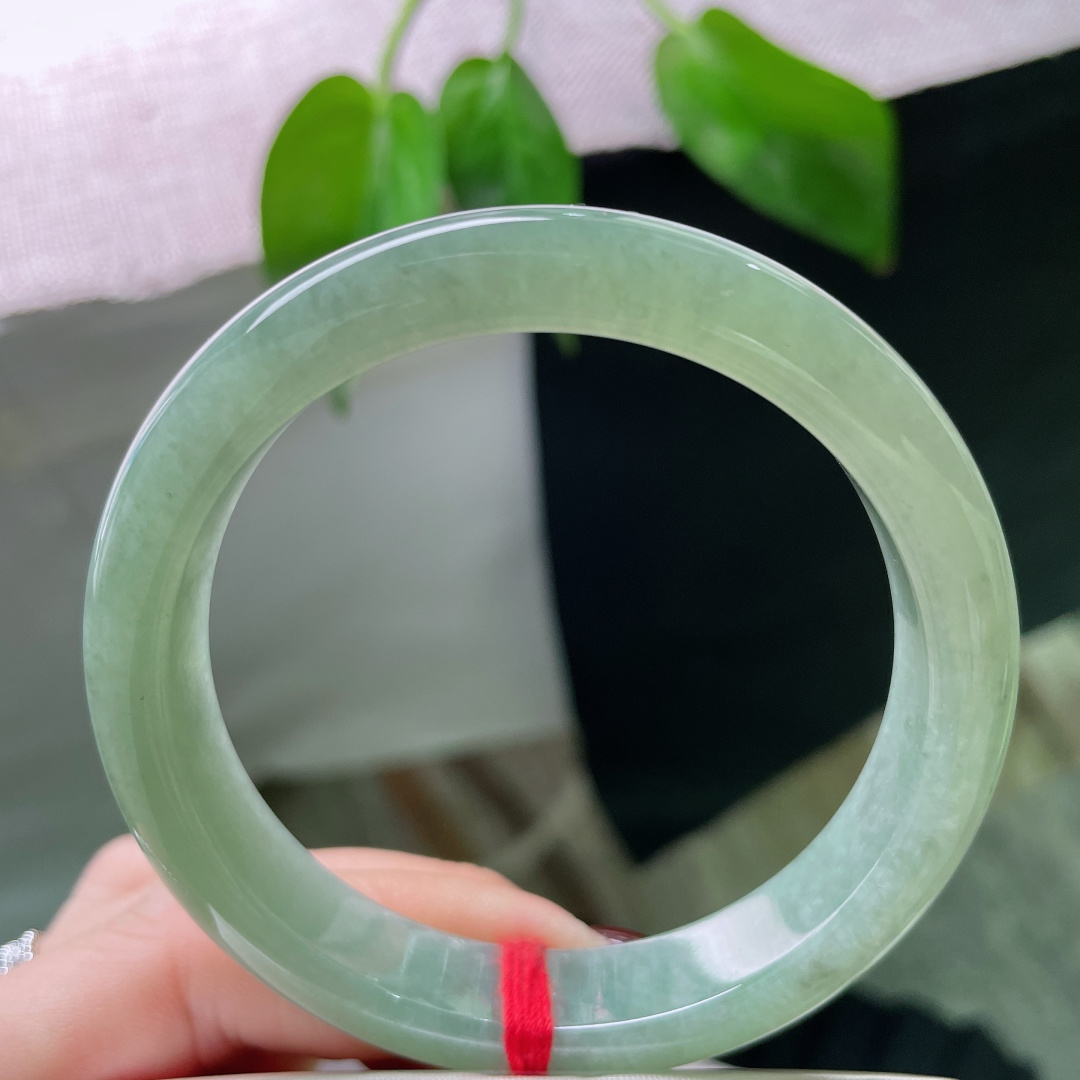 绿底正圈，质地温润，叶蕴清香，底含春意。一点皮纹，ss55131a