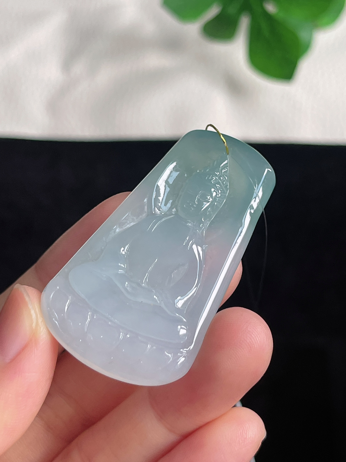 翡翠冰糯种飘绿观音挂件