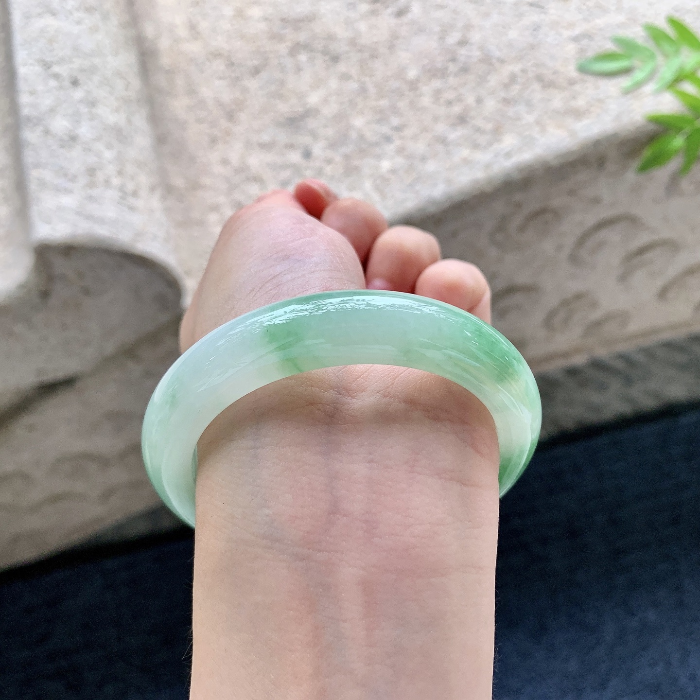 正圈54 55，圈口55/11.8/9，编码WW083119，描述细糯飘绿，水润，种老，细腻，打灯有絮线