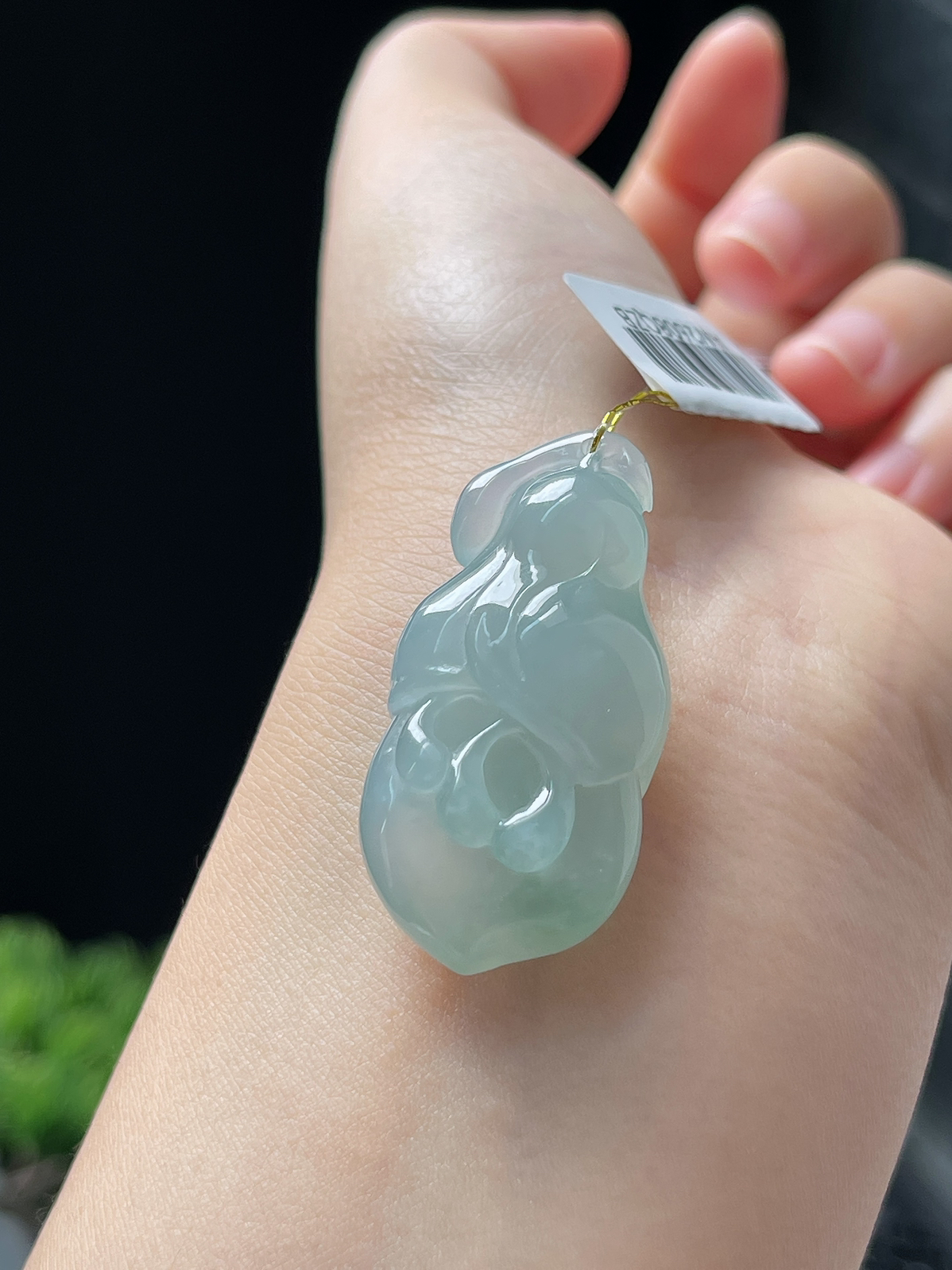 翡翠冰糯种淡绿色吊坠