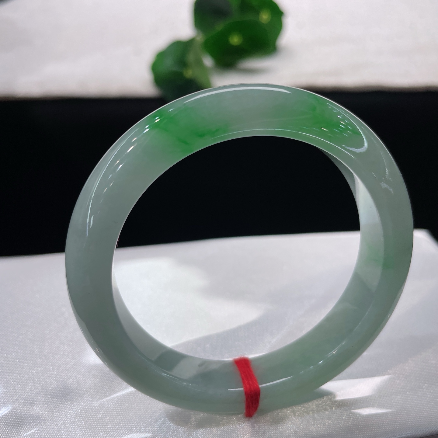 翡翠手镯 圈口55.5/11.8/9.0，白底青正圈，55/56可戴，凝一抹鲜活阳绿，清润如水，腕间一抹生机，无裂