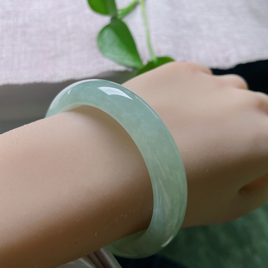绿底正圈，一点皮纹，满圈柔和晴水色调，玉质细腻，版型宽厚大气，上手端庄显气质。ss56988a