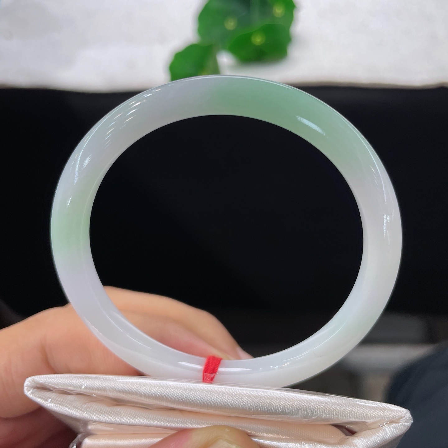 翡翠手镯 圈口54.2/5.3/6.7，白底飘绿叮铛手镯，清柔白糯底，晕开一抹浅浅翠意，细碎裂