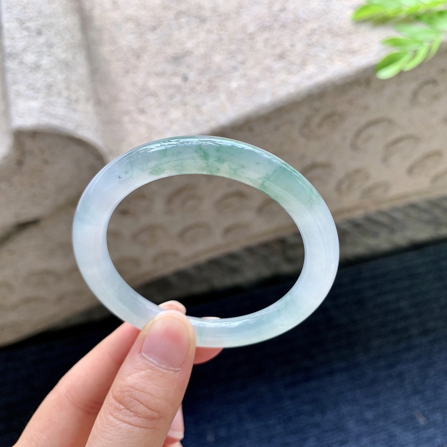 圆条50 51，【圈口】51/8/8.1，【编码】DW083043，【描述】冰糯飘花，水润，种老，细腻，打灯有絮线