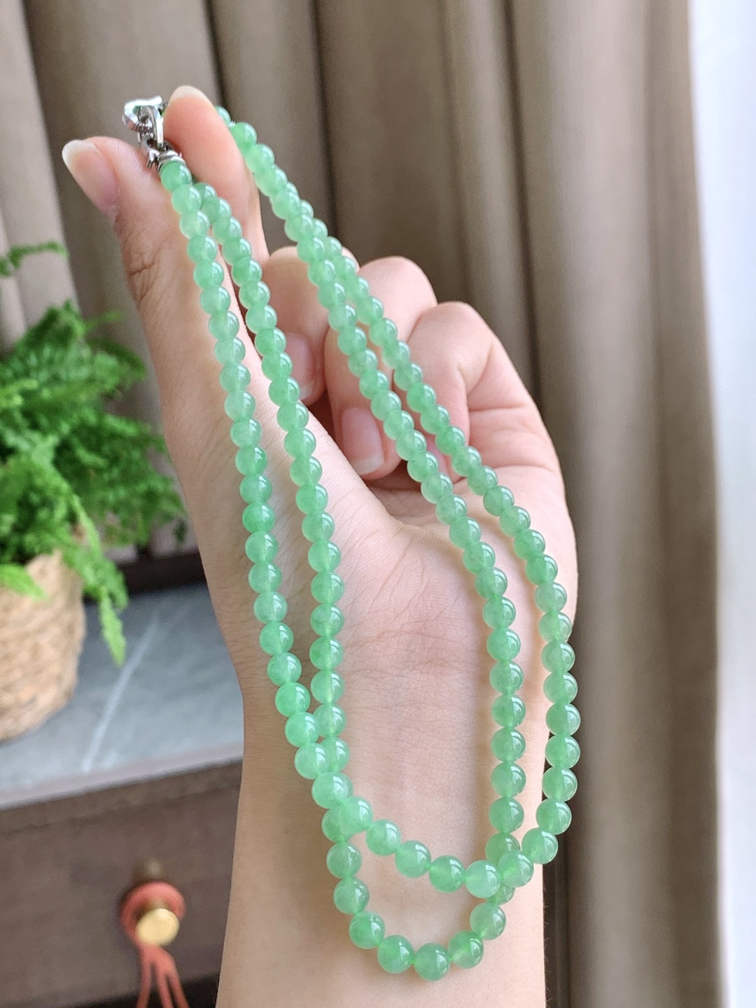 珠子冰甜绿珠链圆珠子珠链，缅料性比高色彩清新，尺寸4.8mm，32cm，重量29.7克