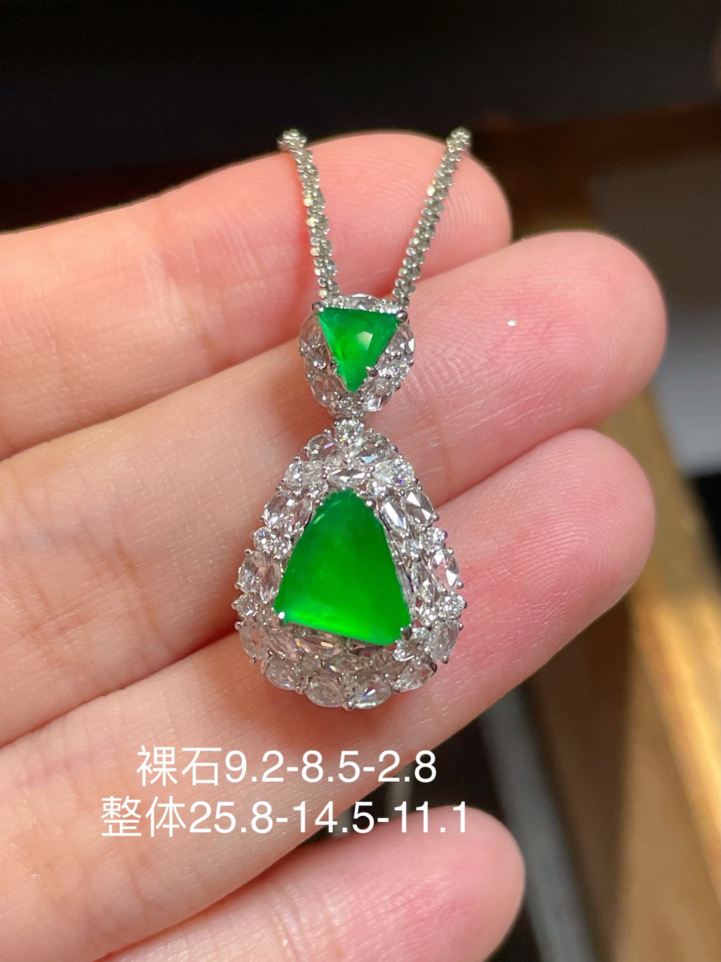 翡翠随形吊坠，光感强烈，冰料子水润通透，种老起光。18k镶，佩戴效果佳，9.2-8.5-2.8