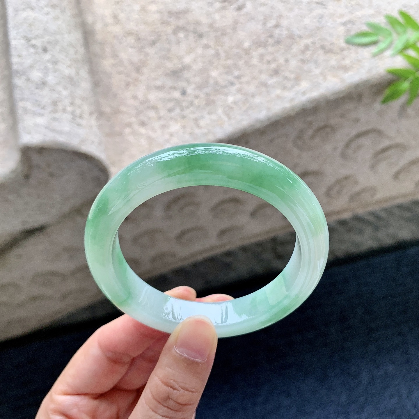 正圈54 55，圈口55/11.8/9，编码WW083119，描述细糯飘绿，水润，种老，细腻，打灯有絮线