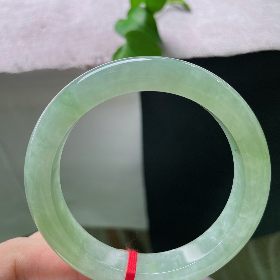56.3/12/9.4，甜绿正圈，底色匀净清透，满圈浅嫩晴翠，色泽柔和，一镯揽住春日浅青，不浓不艳的