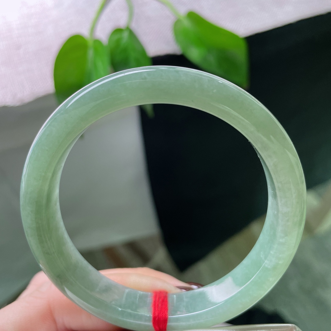 绿底正圈，质地温润，叶蕴清香，底含春意。一点皮纹，ss55131a