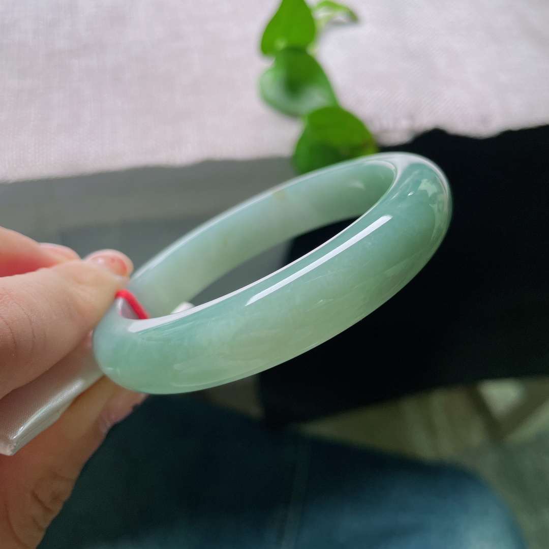 蓝底正圈，无裂，质地漾着柔和水光，不艳不烈的色调沉静素雅，抬手便是一缕内敛温柔的玉石诗意。ss54417a